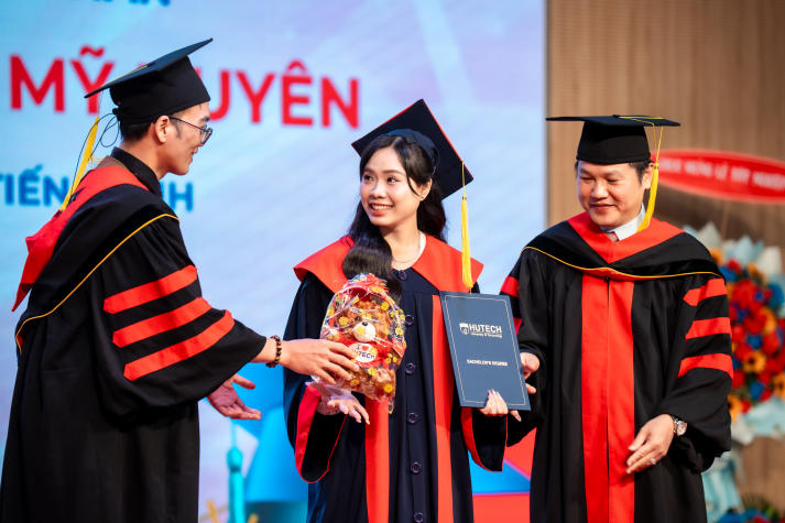 Tân cử nhân HUTECH vững vàng hành trang, rộng mở hành trình mới 43