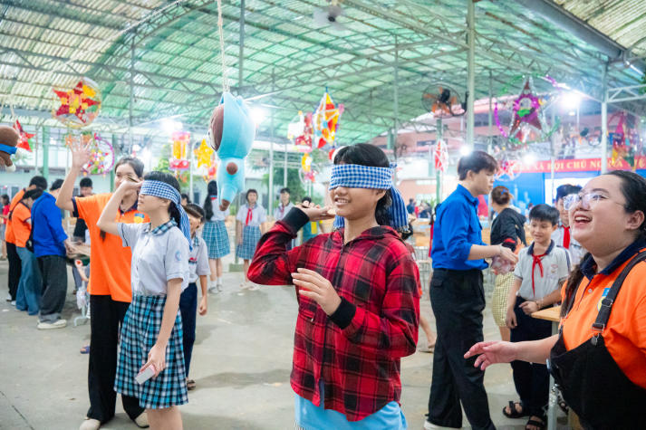 “Trăng trao yêu thương” của Khoa QTDL-NH-KS gửi 200 phần quà, thắp sáng niềm vui tuổi thơ 37