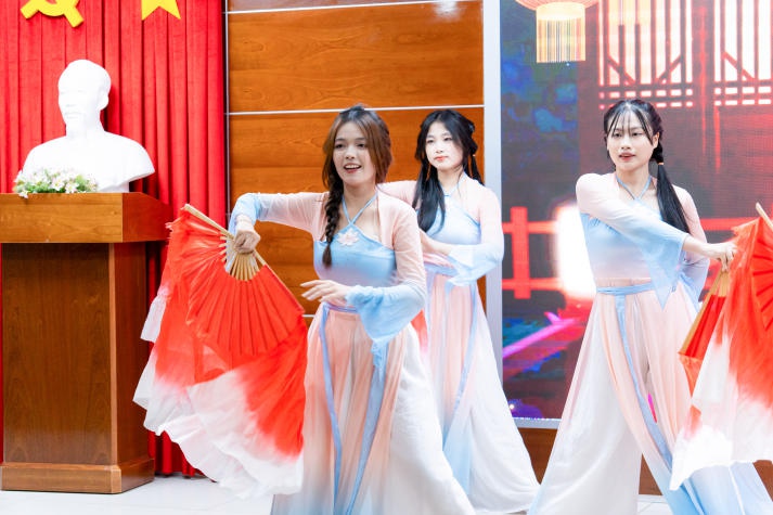 Gay cấn với từng trận tranh tài trong cuộc thi học thuật “Tìm hiểu văn hóa Trung Hoa” của Khoa Trung Quốc học HUTECH 30