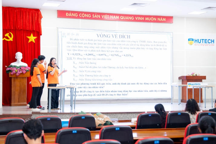 Khoa Quản trị kinh doanh HUTECH tạo sân chơi trí tuệ và trải nghiệm thực tiễn cho tân sinh viên 66