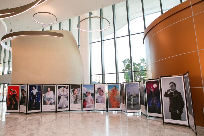 Dự triển lãm Vietnam’s Fashion Journey 2000-2023, sinh viên Thiết kế thời trang chiêm ngưỡng loạt “tạo tác” của các NTK đình đám 24