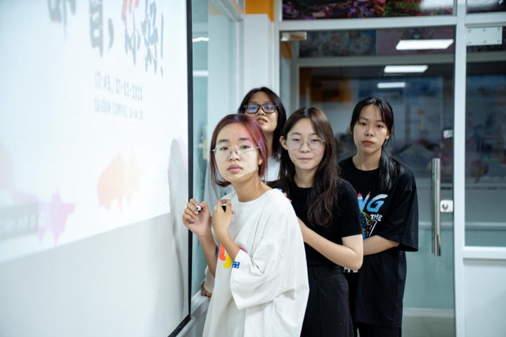 Sinh viên Khoa Trung Quốc học củng cố kiến thức các bộ thủ Tiếng Trung qua cuộc thi học thuật 43