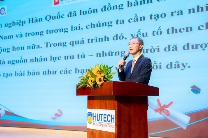 [Video] Khoác lễ phục tốt nghiệp, tân khoa Chương trình Việt - Hàn cất cánh vươn xa 55