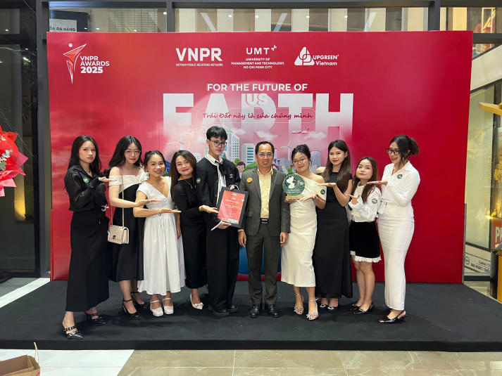 Sinh viên Quan hệ Công chúng HUTECH giành giải Best Rising Star tại VNPR Awards 2025 với dự án truyền thông xanh đầy nhân văn 48