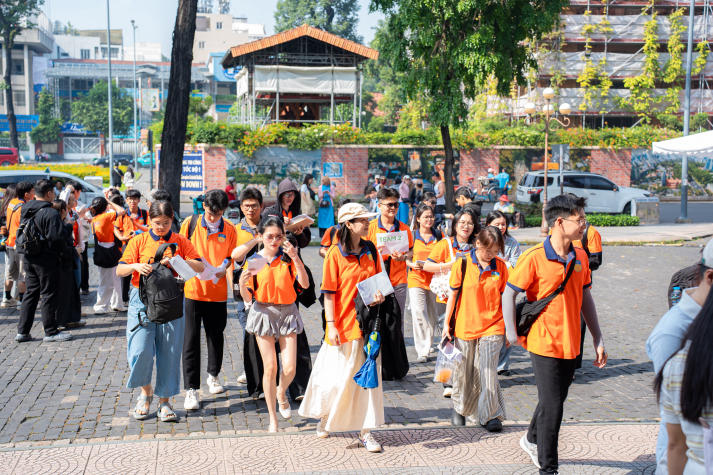 [Ảnh] Sinh viên Khoa Tiếng Anh và hành trình “học trong di sản” giữa lòng thành phố 17