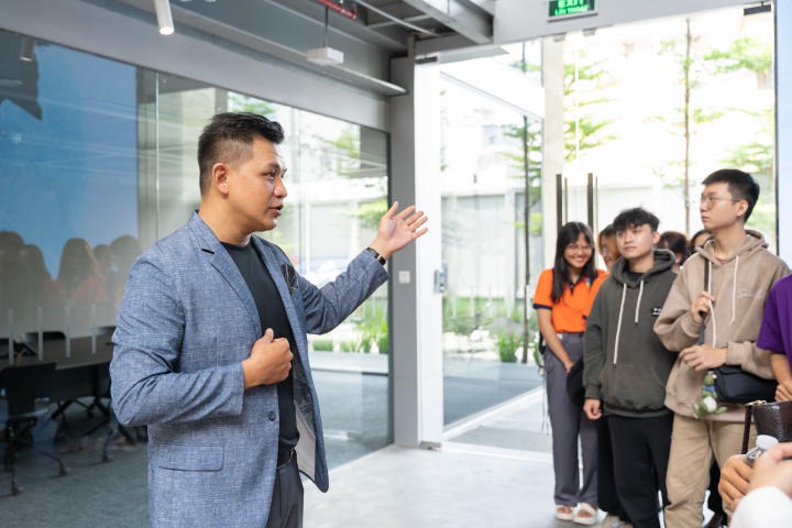 Sinh viên Thiết kế nội thất HUTECH tham quan thực tế tại Công ty Sun Life Việt Nam 21