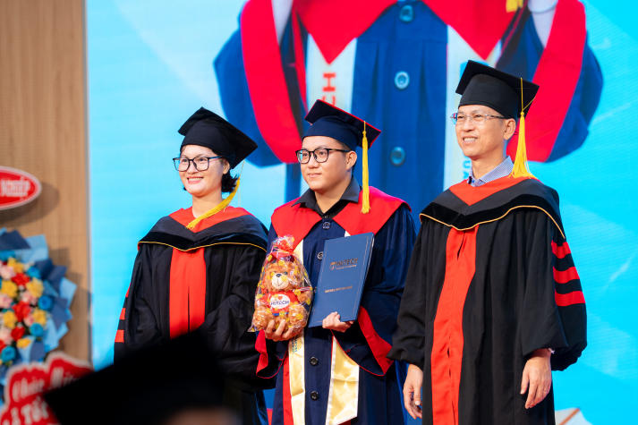 Từ giảng đường đến hành trình học tập suốt đời của tân khoa HUTECH 74
