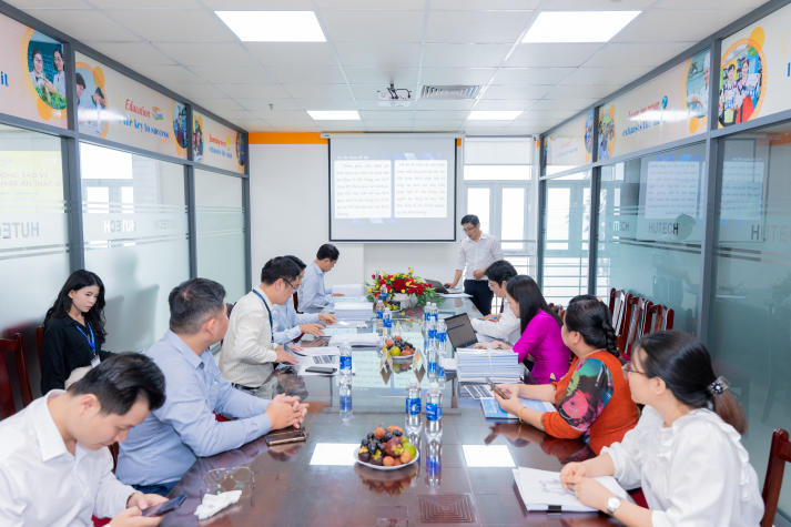 Tư duy pháp lý gắn liền thực tế được thể hiện tại buổi bảo vệ luận văn Thạc sĩ ngành Luật kinh tế 34