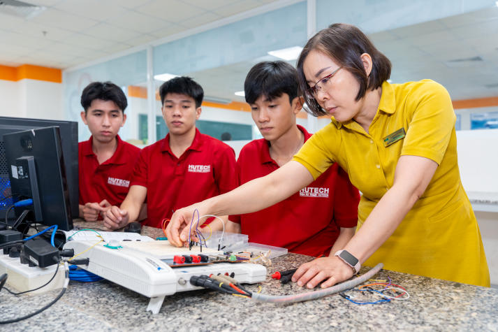 [Hướng nghiệp 2026] Ngành Kỹ thuật điện tử - viễn thông trong thời đại AI và tự động hóa 5