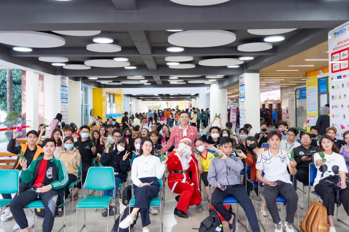 Sinh viên HUTECH chìm đắm trong những giai điệu giáng sinh và trò chơi sôi nổi tại Amazing Weekend tháng 12 147