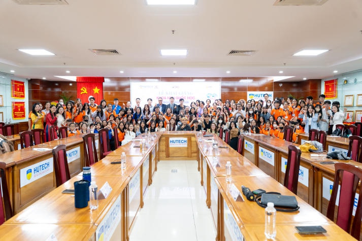 Chuyên gia Hàn Quốc định hướng về thị trường nghề nghiệp cho sinh viên khoa Hàn Quốc học 13