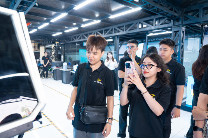 Sinh viên Quản trị sự kiện “đột nhập” hậu trường sản xuất tại Công ty TNHH TM&DV V-94 62