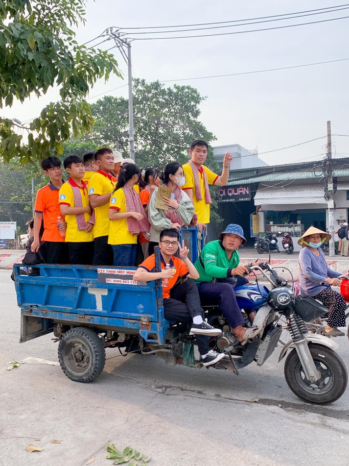 Sinh viên Khoa Luật HUTECH mang yêu thương, sức trẻ giúp đỡ các hoàn cảnh khó khăn tại huyện Nhà Bè 38