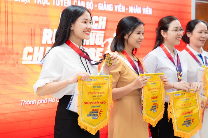 Nhiều vận động viên đạt thành tích xuất sắc trong cuộc thi “HUTECH Running Challenge 2024” 260