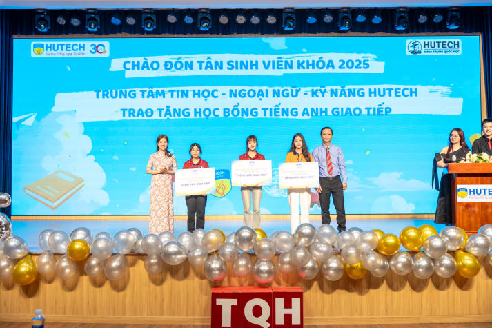 Sôi động, đa sắc màu: Tân sinh viên Khoa Trung Quốc học “cháy” hết mình tại Đêm nhạc hội chào năm học mới 144