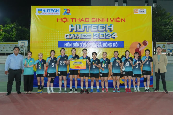 [HUTECH Games 2024] Cúp vô địch Bóng chuyền nam, nữ lần lượt gọi tên Khoa Quản trị kinh doanh và Khoa Tài chính - Thương mại 201