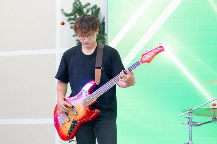 [Ảnh] Trai tài gái sắc HUTECH tự tin “show” nét đẹp năng động đậm chất Gen Z tại đa sân chơi 40