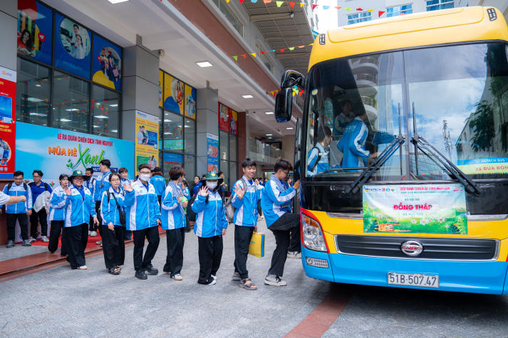 [Video] Gần 500 chiến sĩ Mùa hè xanh 2026 HUTECH ra quân, mang sức trẻ đến với cộng đồng 140