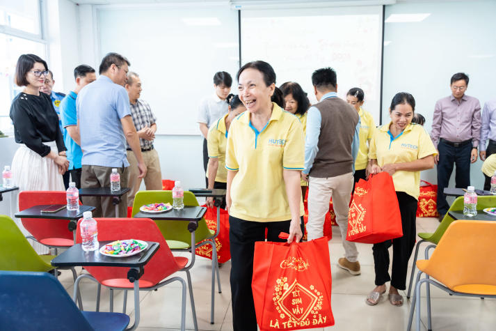 Khoa Tài chính - Thương mại lan tỏa Xuân đầm ấm - Tết yêu thương đến cộng đồng 15