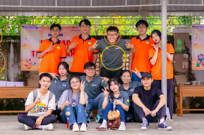 Sinh viên Khoa Marketing - Kinh doanh quốc tế mang “Ngàn điều trăng nói” đến với thiếu nhi Vĩnh Long 29