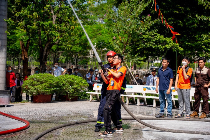 ​HUTECH tổ chức diễn tập phòng cháy chữa cháy, tăng cường kỹ năng sống cho sinh viên 104