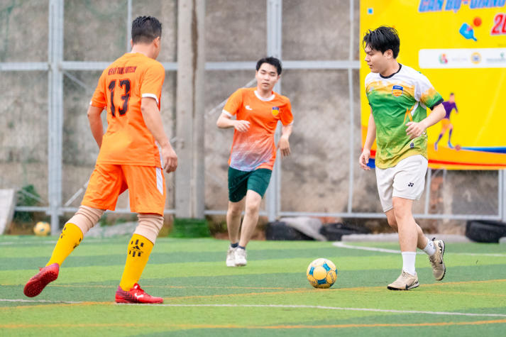 [Hội thao CB-GV-NV HUTECH 2025]: Rực lửa với những cuộc rượt đuổi tỷ số bộ môn Bóng đá nam 22
