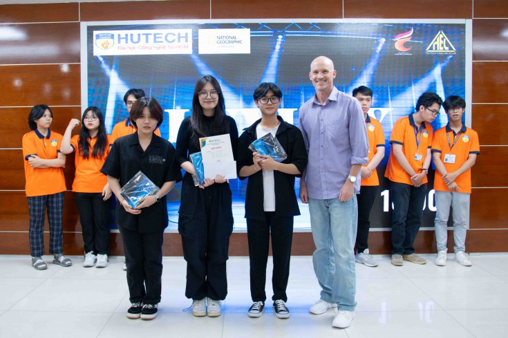 Sinh viên khoa Công nghệ thông tin giành Giải nhất cuộc thi hùng biện tiếng Anh “Proud to be HUTECH- ers” 101