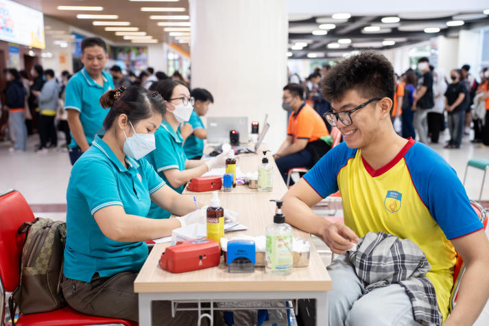 Sinh viên HUTECH trao giọt hồng, lan tỏa yêu thương trong ngày hội hiến máu tình nguyện 21