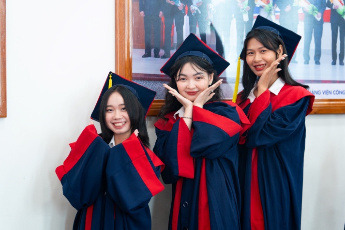 [Video] Tân Cử nhân, Kỹ sư Viện Công nghệ Việt - Nhật HUTECH tốt nghiệp trong niềm hân hoan và xúc động 96