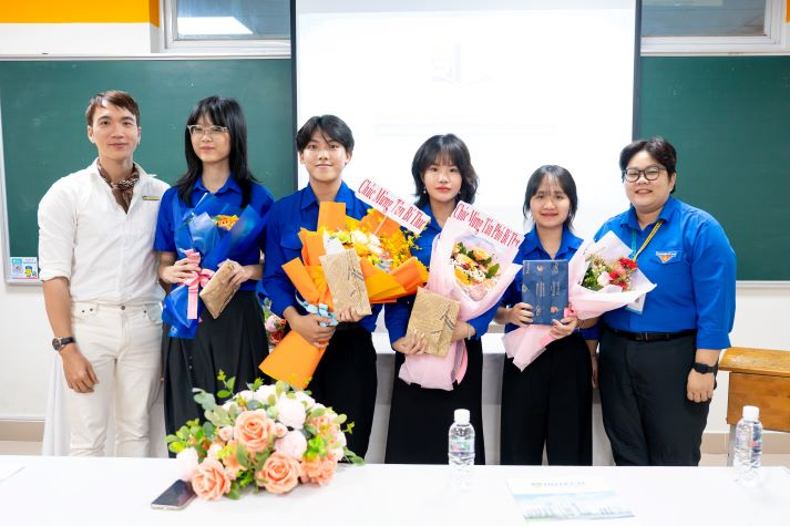 Hội nghị kiện toàn Ban Chấp hành Đoàn Khoa Tiếng Anh ghi dấu đổi mới nhân sự nhiệm kỳ 2024-2027 40