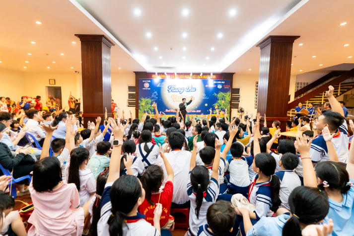 Thắp sáng đêm trăng yêu thương: Sinh viên Khoa Điều dưỡng - Kỹ thuật y học mang Trung thu đến với trẻ em Bình Thạnh 9