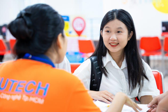 Hướng dẫn làm thủ tục nhập học cho tân sinh viên HUTECH khoá 2025 160