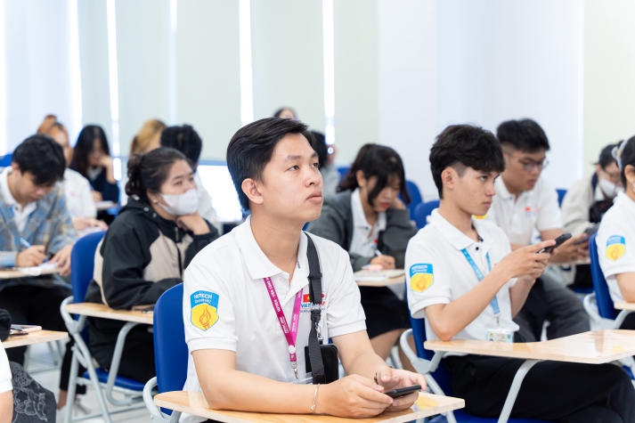 Sinh viên Viện Công nghệ Việt - Nhật tìm hiểu hoạt động khai thác cảng tại Tân Cảng - Cát Lái 23