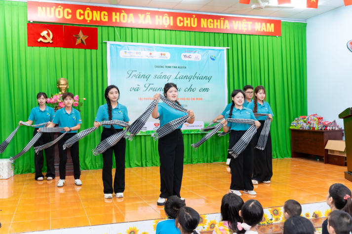 Sinh viên HUTECH mang Trung thu ấm áp đến với thiếu nhi phường An Khánh 75