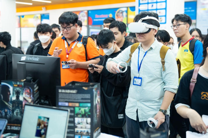 [Video] Khoa Công nghệ thông tin "say hi" tân sinh viên với loạt hoạt động sôi nổi tại HUTECH IT Welcome Day 2024 56