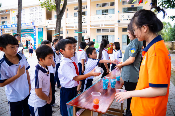 Sinh viên Marketing - Kinh doanh quốc tế viết nên mùa trăng sẻ chia tại Tây Ninh 91