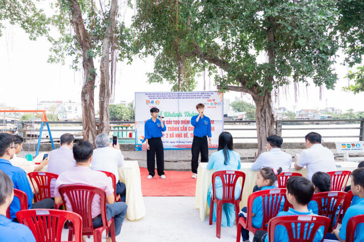 Sinh viên Khoa Marketing - Kinh doanh quốc tế góp sức “thay áo mới” cho khu vực ô nhiễm, tạo sân chơi an toàn cho trẻ em 14