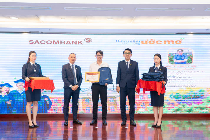 Hai sinh viên Tài chính - Ngân hàng nhận học bổng “Sacombank - Ươm mầm cho những ước mơ” 2026 12