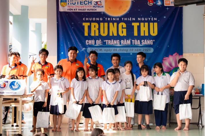Sinh viên Viện Kỹ thuật gửi Trung thu yêu thương đến với trẻ em trường tình thương 65