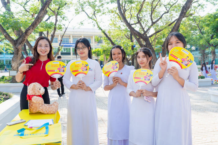 [Video] HUTECH Scholarship Tour 2026 “đổ bộ” THPT Hàm Thuận Bắc, tiếp sức sĩ tử chạm ngưỡng đại học 55