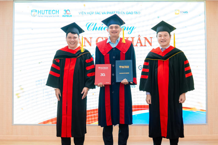 [Video] Tân Cử nhân ngành Ngôn ngữ Anh hệ Đào tạo từ xa HUTECH rạng ngời trong ngày vui tốt nghiệp 63