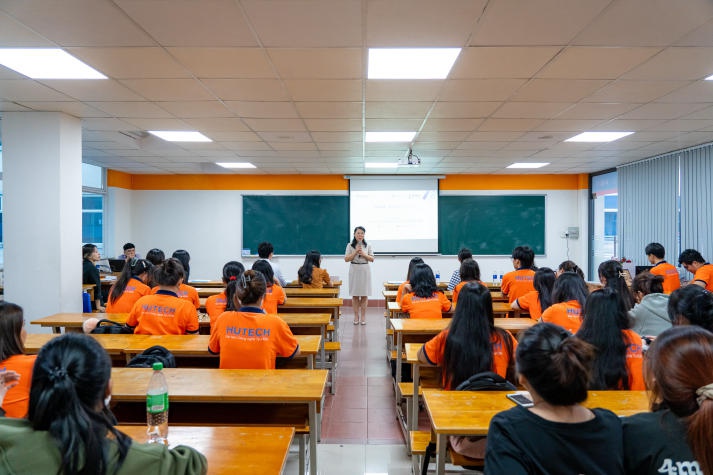 Nâng cao kiến thức về lý luận, phương pháp dạy và học tiếng Trung cho giảng viên và sinh viên Khoa Trung Quốc học HUTECH