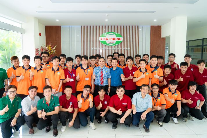 Sinh viên Viện Kỹ thuật khám phá “nhịp đập” sản xuất tại Nhựa Tiền Phong phía Nam 12