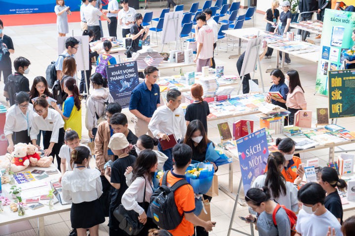 Sinh viên HUTECH đắm mình tại triển lãm sách và talkshow “Tuổi trẻ dùng để làm gì?” cùng diễn giả Huỳnh Chí Viễn 32