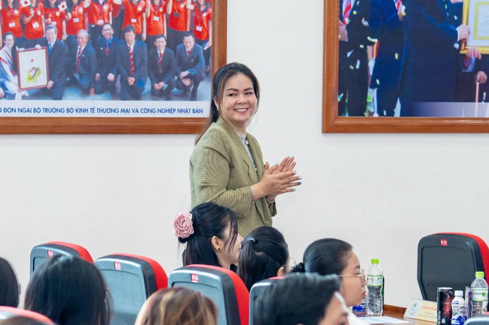 [Video] Sinh viên hào hứng “săn” hơn 1.500 đầu việc hấp dẫn tại “HUTECH International Job Fair 2024” 214