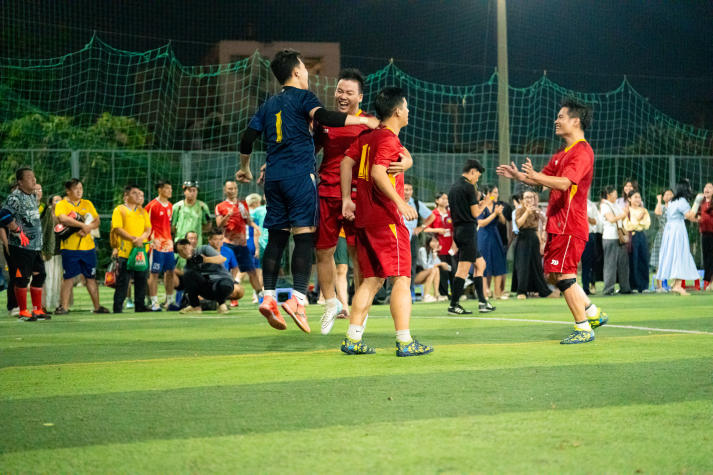 [Hội thao CB-GV-NV HUTECH 2025] Nảy lửa vòng Tứ kết bóng đá nam, 04 cái tên xuất sắc lộ diện vào Bán kết 116