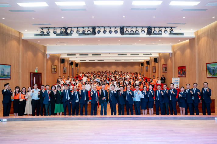 [Video] Hơn 300 sinh viên HUTECH “săn vé” thực tập tại Sacombank 95