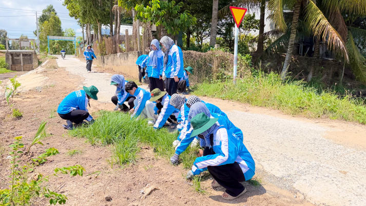 Sau 10 ngày ra quân, chiến sĩ HUTECH phủ xanh các mặt trận bằng những phần việc thiết thực 75
