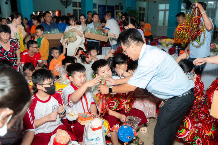 Khoa Tài chính - Thương mại nối dài mùa trăng sẻ chia cùng thiếu nhi 49