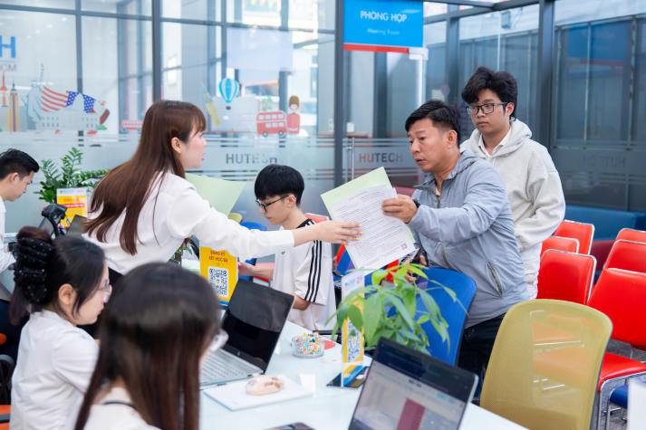 [Video] HUTECH trong mắt tân sinh viên và phụ huynh ngày nhập học 43